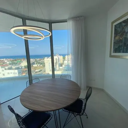 Mckenzie 2 Bedrooms Seaview ラルナカ