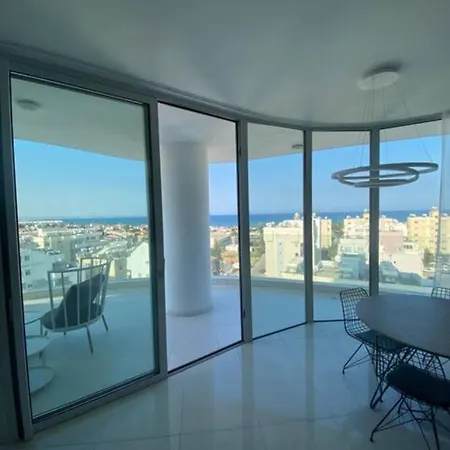 Mckenzie 2 Bedrooms Seaview アパート ラルナカ