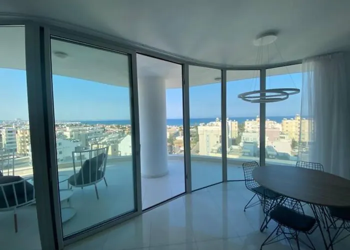 Mckenzie 2 Bedrooms Seaview アパート ラルナカ